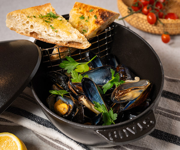 Steamed Mussels with Garlic Bread at Helena Modern Riviera